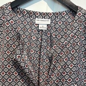 Liz Claiborne Geometric Print V-Neck Top in Black, White & Red